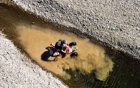 ein Quad steckt im Schlamm