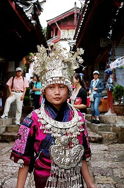 Naxi mit Silberschmuck