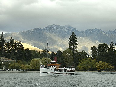 Queenstown mit schneebedeckten Bergen